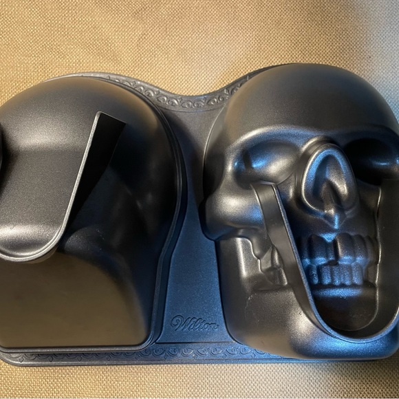 Wilton 10-Cup 3D Skull Cake Pan, Cast Aluminum, Jello Mold Skeleton Head - Picture 5 of 9